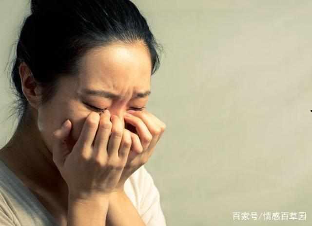 进门喊妈妈吃瓜,一家人的温馨日常