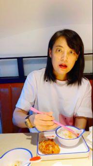 娱乐吃瓜酱跟妈妈要钱,娱乐吃瓜酱向妈妈“借”钱的温馨一幕